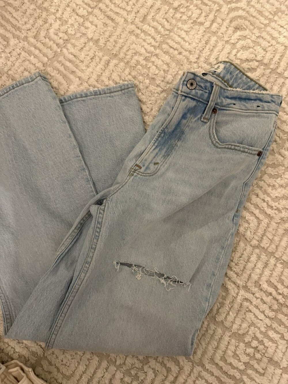 Abercrombie Curve Love 90s Relaxed Jean Light Wash Ripped 24 00